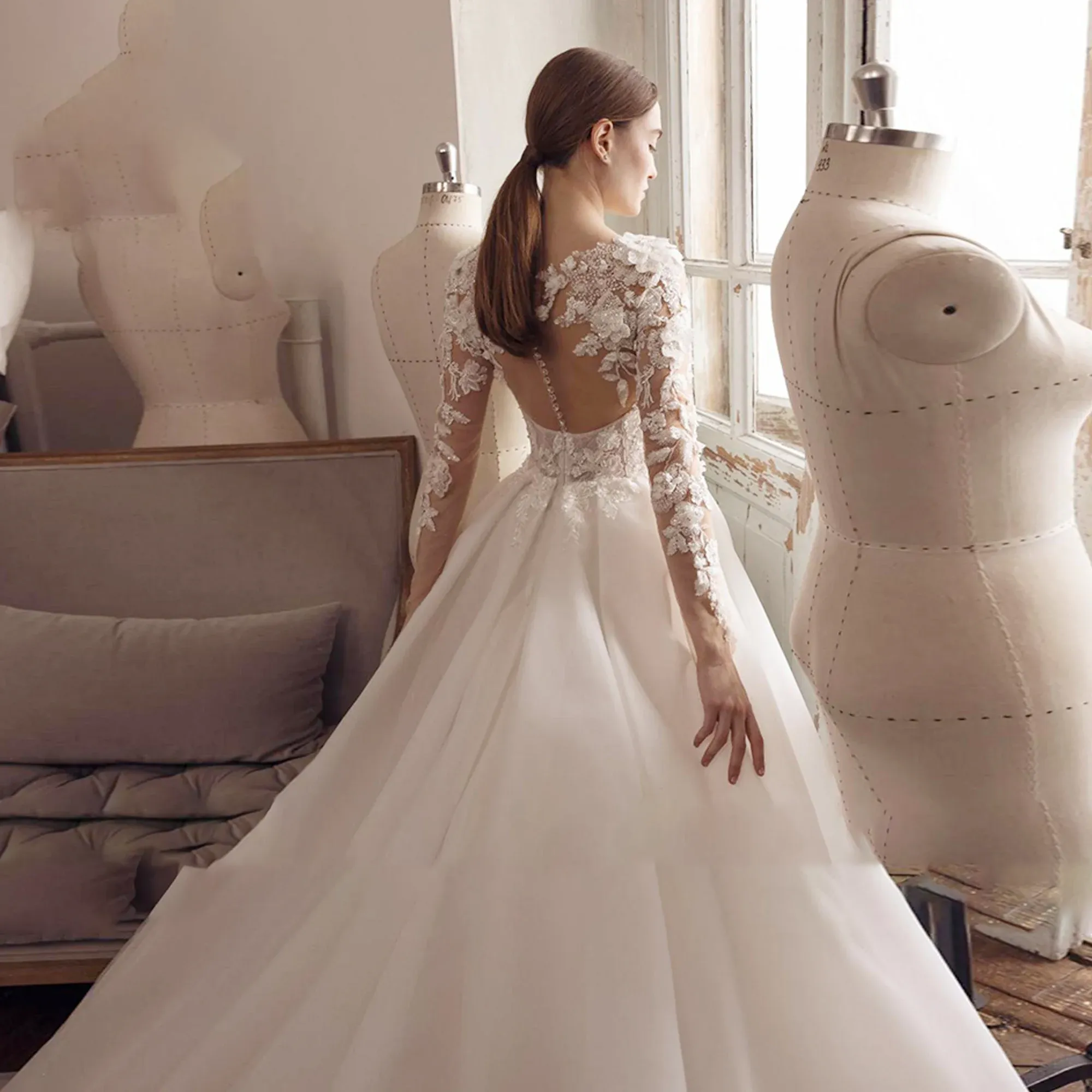 A-Line Long Sleeve Wedding Dress Luxury Beading Appliques Button Ball Gown Weding Gown