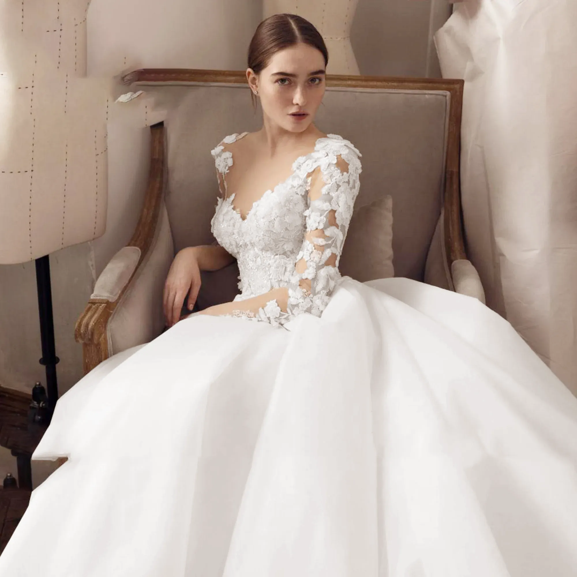 A-Line Long Sleeve Wedding Dress Luxury Beading Appliques Button Ball Gown Weding Gown