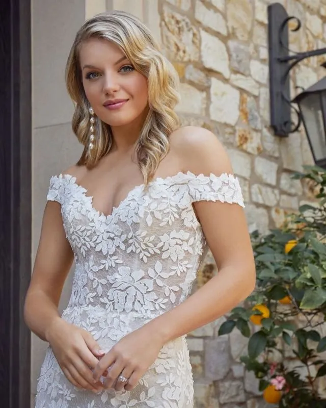 Elegant Off The Shoulder Lace Wedding Dress Sheath Ivory Wedding Gown